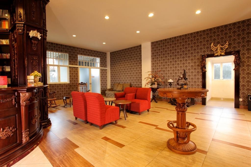 The Victoria Guesthouse Bandung Exterior photo