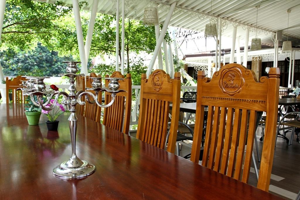 The Victoria Guesthouse Bandung Exterior photo