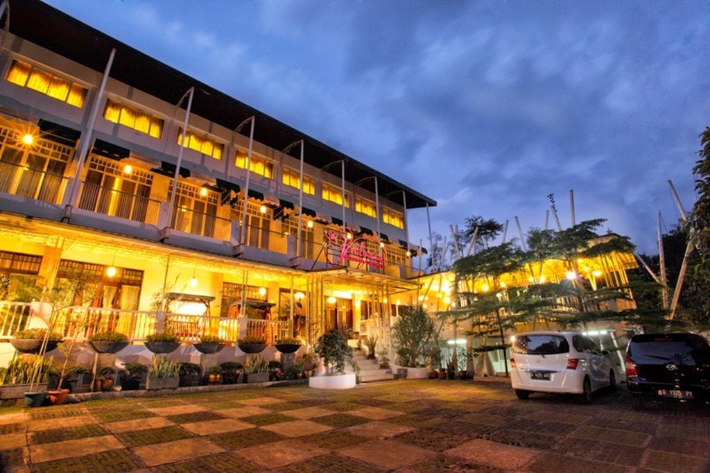 The Victoria Guesthouse Bandung Exterior photo