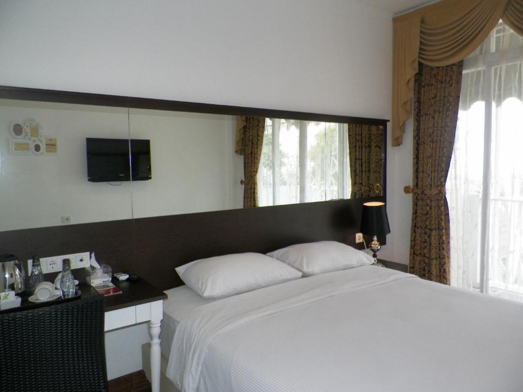 The Victoria Guesthouse Bandung Room photo