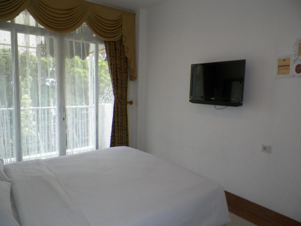 The Victoria Guesthouse Bandung Room photo