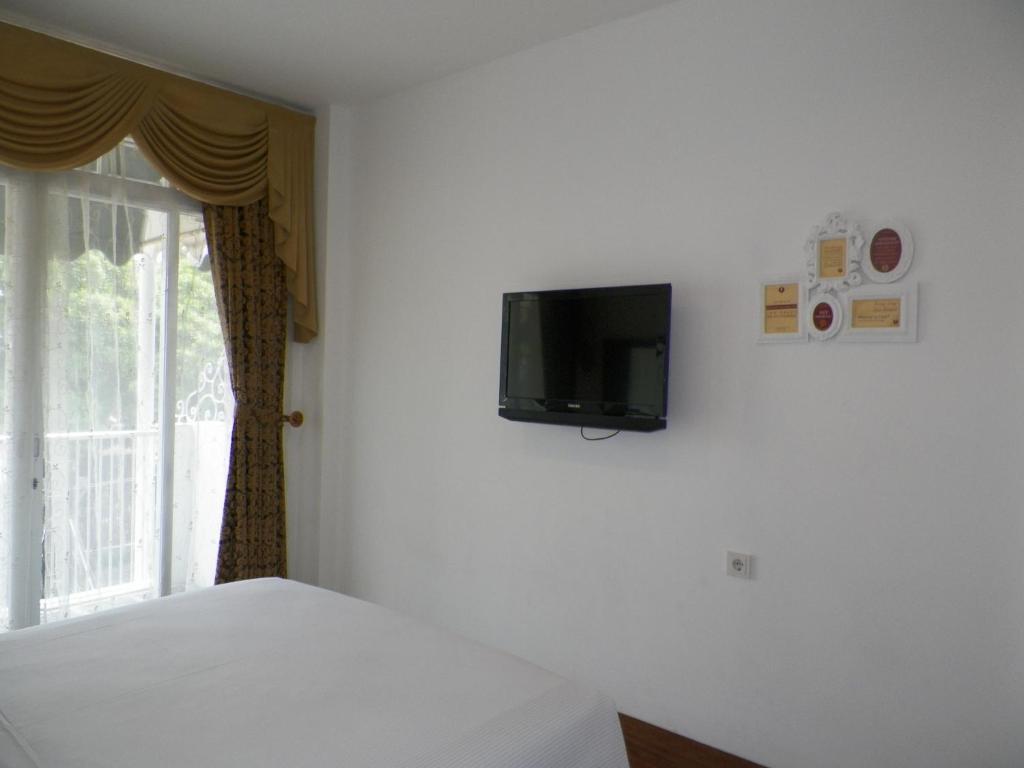 The Victoria Guesthouse Bandung Room photo