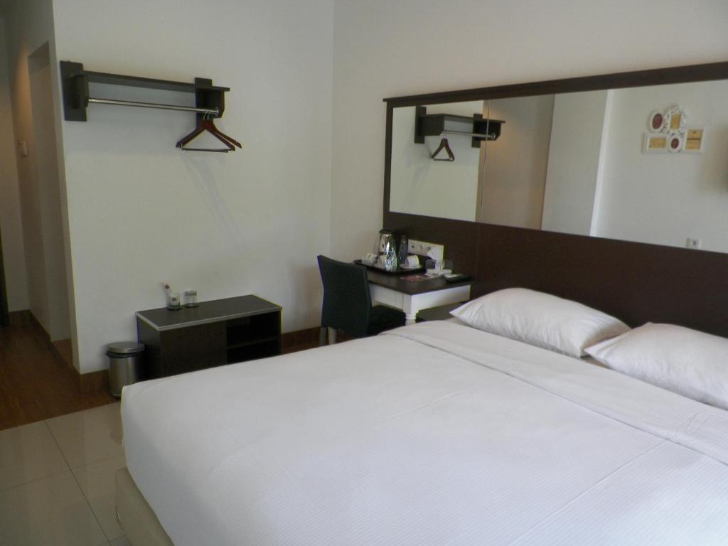 The Victoria Guesthouse Bandung Room photo