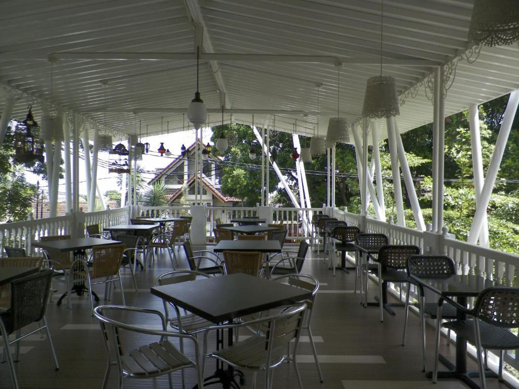 The Victoria Guesthouse Bandung Exterior photo