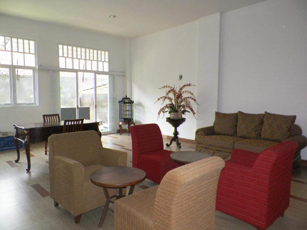 The Victoria Guesthouse Bandung Exterior photo
